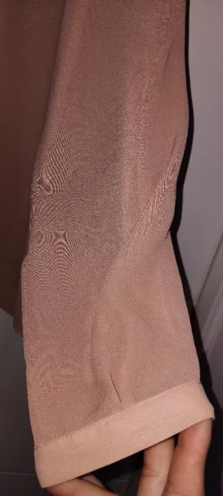 Blusa Liu Jo Beige con Adorno Dorado