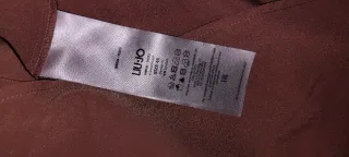 Blusa Liu Jo Beige con Adorno Dorado