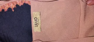 Blusa Liu Jo Beige con Adorno Dorado