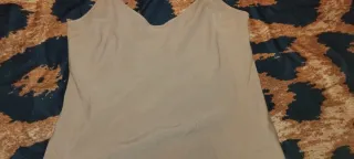 Blusa Liu Jo Beige con Adorno Dorado