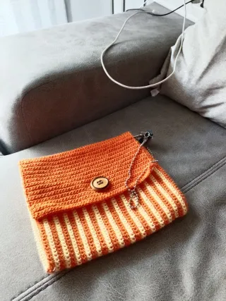 Bolso tejido gris y rosa con botones