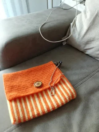 Bolso tejido gris y rosa con botones