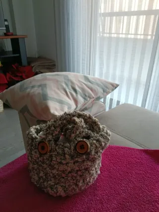 Bolso tejido gris y rosa con botones