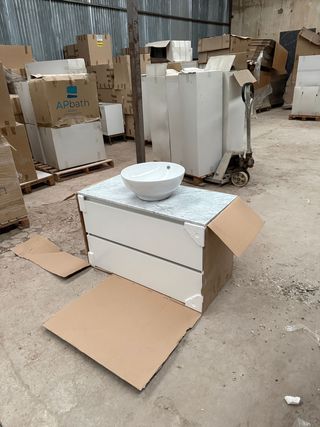 Mueble de baño con lavabo blanco
