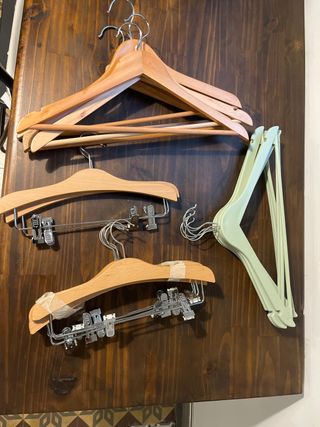 Lote de perchas de madera y plástico