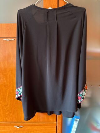 Blusón negro bordado talla L