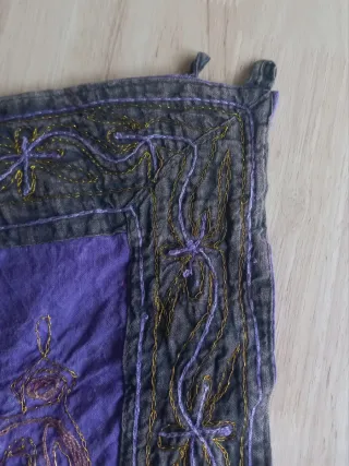 Tapiz indio morado bordado en dorado