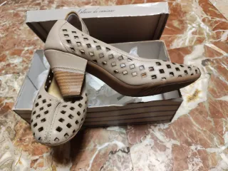 Zapatos planos beige con diseño troquelado