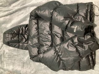 Abrigo Stussy Negro con Forro Rosa