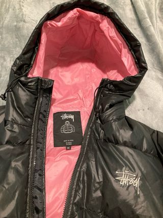 Abrigo Stussy Negro con Forro Rosa