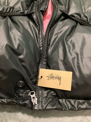 Abrigo Stussy Negro con Forro Rosa