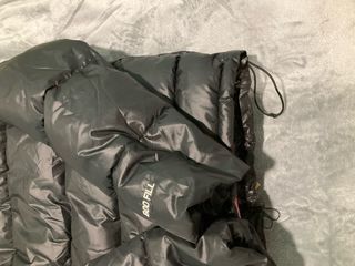 Abrigo Stussy Negro con Forro Rosa