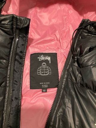 Abrigo Stussy Negro con Forro Rosa