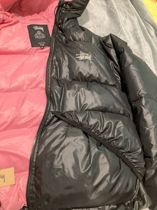 Abrigo Stussy Negro con Forro Rosa