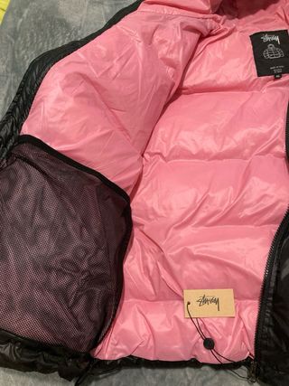 Abrigo Stussy Negro con Forro Rosa