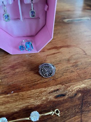 Reloj Guess Dorado y Joyas Swarovski