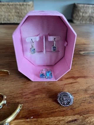 Reloj Guess Dorado y Joyas Swarovski