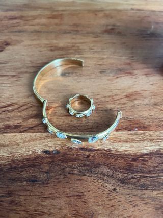 Reloj Guess Dorado y Joyas Swarovski