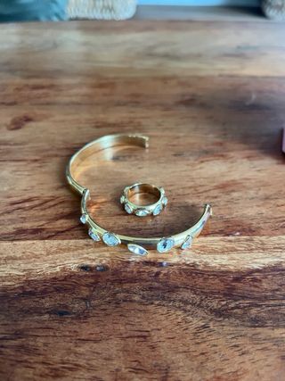 Reloj Guess Dorado y Joyas Swarovski