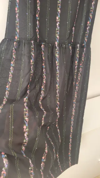 Vestido negro con flores rosas transparente