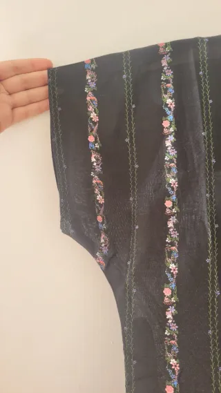 Vestido negro con flores rosas transparente