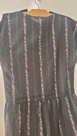 Vestido negro con flores rosas transparente