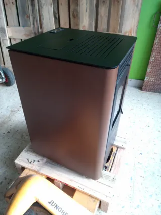 Estufa de pellets negra y marrón