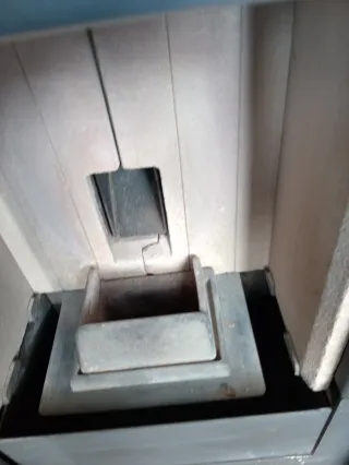 Estufa de pellets negra y marrón