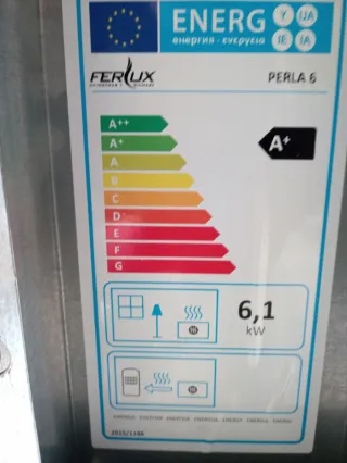 Estufa de pellets negra y marrón