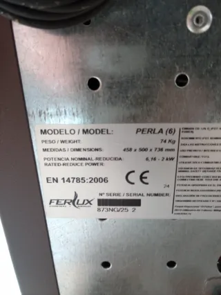 Estufa de pellets negra y marrón