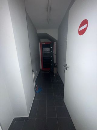 Local Bajo calle de la torre .