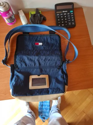 Bolso bandolera Tommy Jeans azul y beige