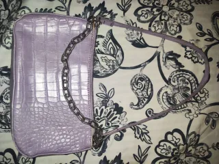 Bolso morado con cadena