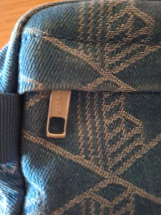 Bolso neceser Lacoste azul con estampado