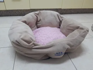 Cama para perro mediano beige y rosa
