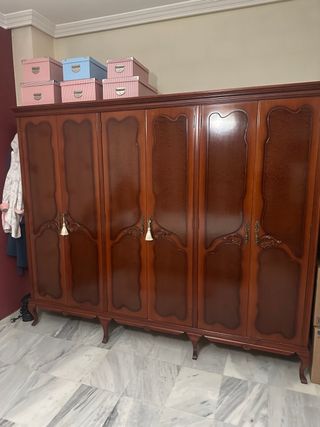 Armario de madera marrón