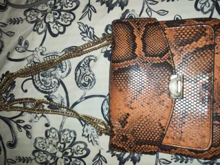 Bolso piel serpiente naranja y marrón