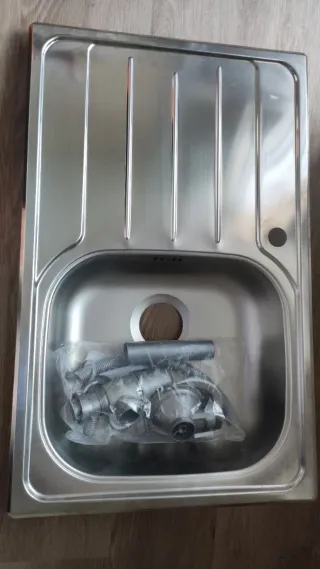 Fregadero de cocina de metal con accesorios