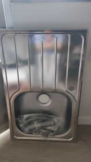 Fregadero de cocina de metal con accesorios