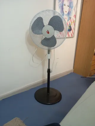 Ventilador GED blanco y negro con lámpara .