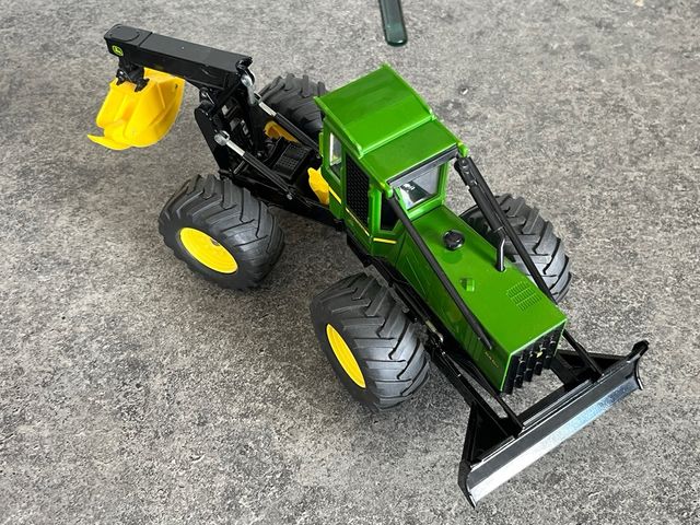 Tractor John Deere 848H Siku 1/32