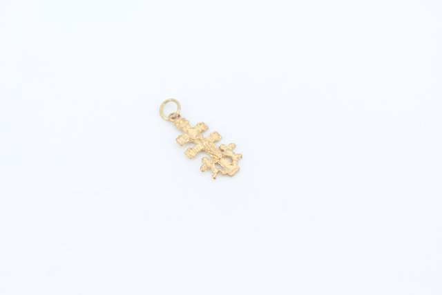 Cruz Caravaca Mini de oro 18k, 0,70gr. Ref. G-089.