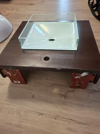 Lavabo de cristal transparente y blanco