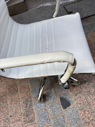 Silla de oficina plateada y blanca