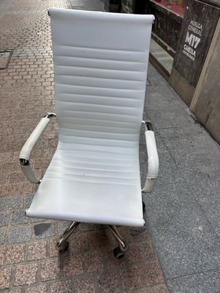 Silla de oficina plateada y blanca