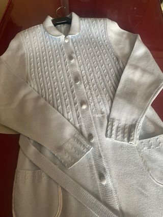 Bata de punto celeste con cinturón