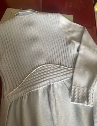 Bata de punto celeste con cinturón