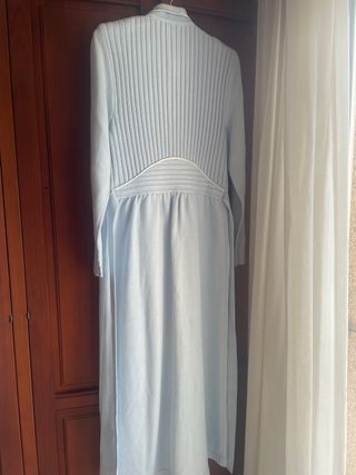 Bata de punto celeste con cinturón