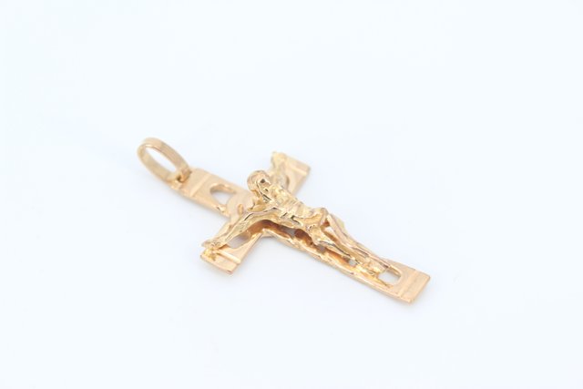 Crucifijo Barbado de oro 18k, 5,93gr. Ref. G-092.