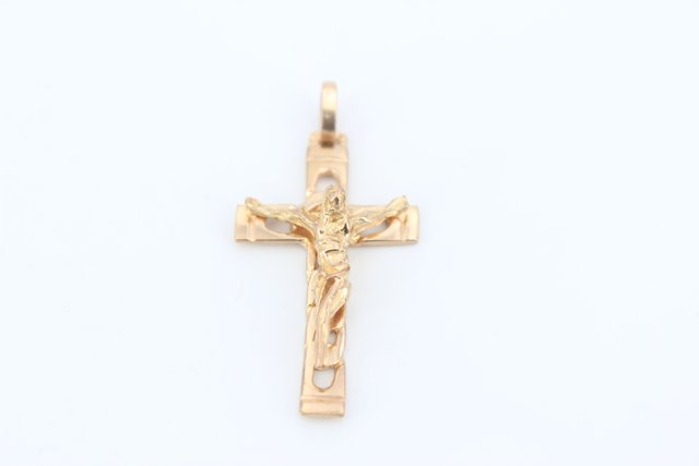 Crucifijo Barbado de oro 18k, 5,93gr. Ref. G-092.